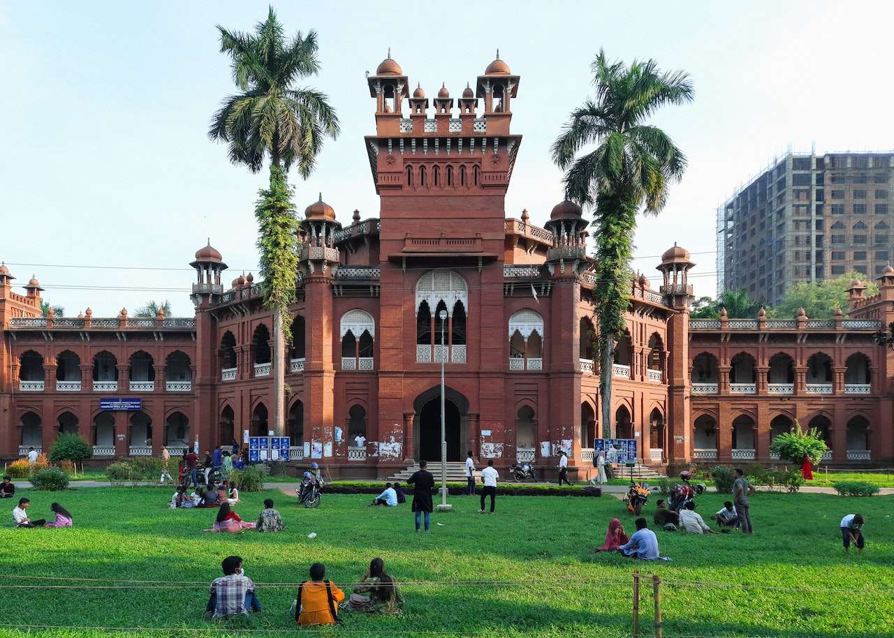 Explore the historic sites, cultural landmarks & local markets of Dhaka. From Lalbagh Fort to Rickshaw Art, discover the top 10 things to see and do in the vibrant capital of Bangladesh.